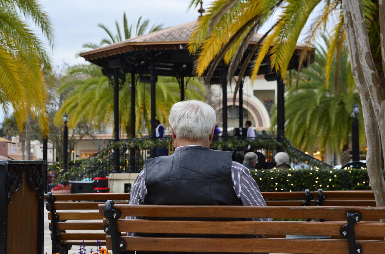 What to Do If You See a Senior Wandering Alone: A Guide for Bystanders